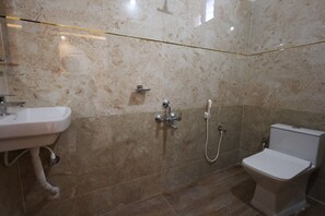 Douche, sèche-cheveux, serviettes fournies, savon