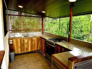 Micro-ondes, four, plaque de cuisson