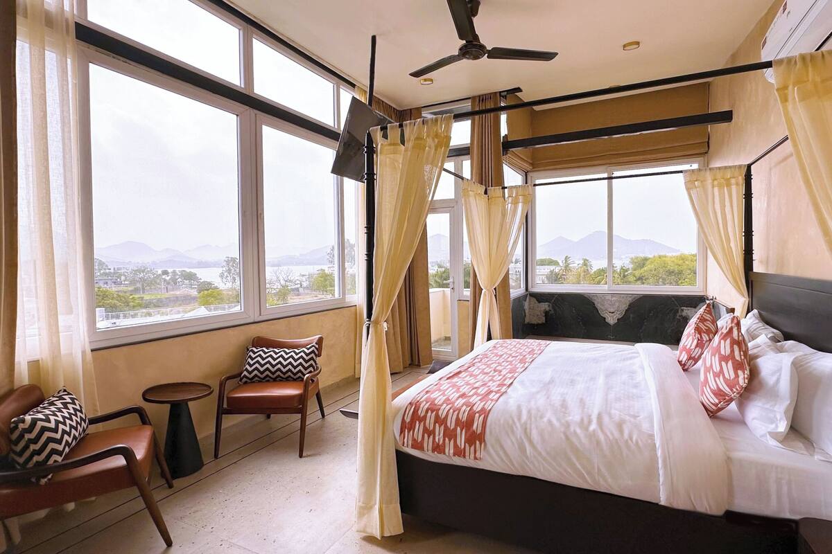 Junior Suite, Jetted Tub, Lake View | Minibar, in-room safe, desk, laptop workspace
