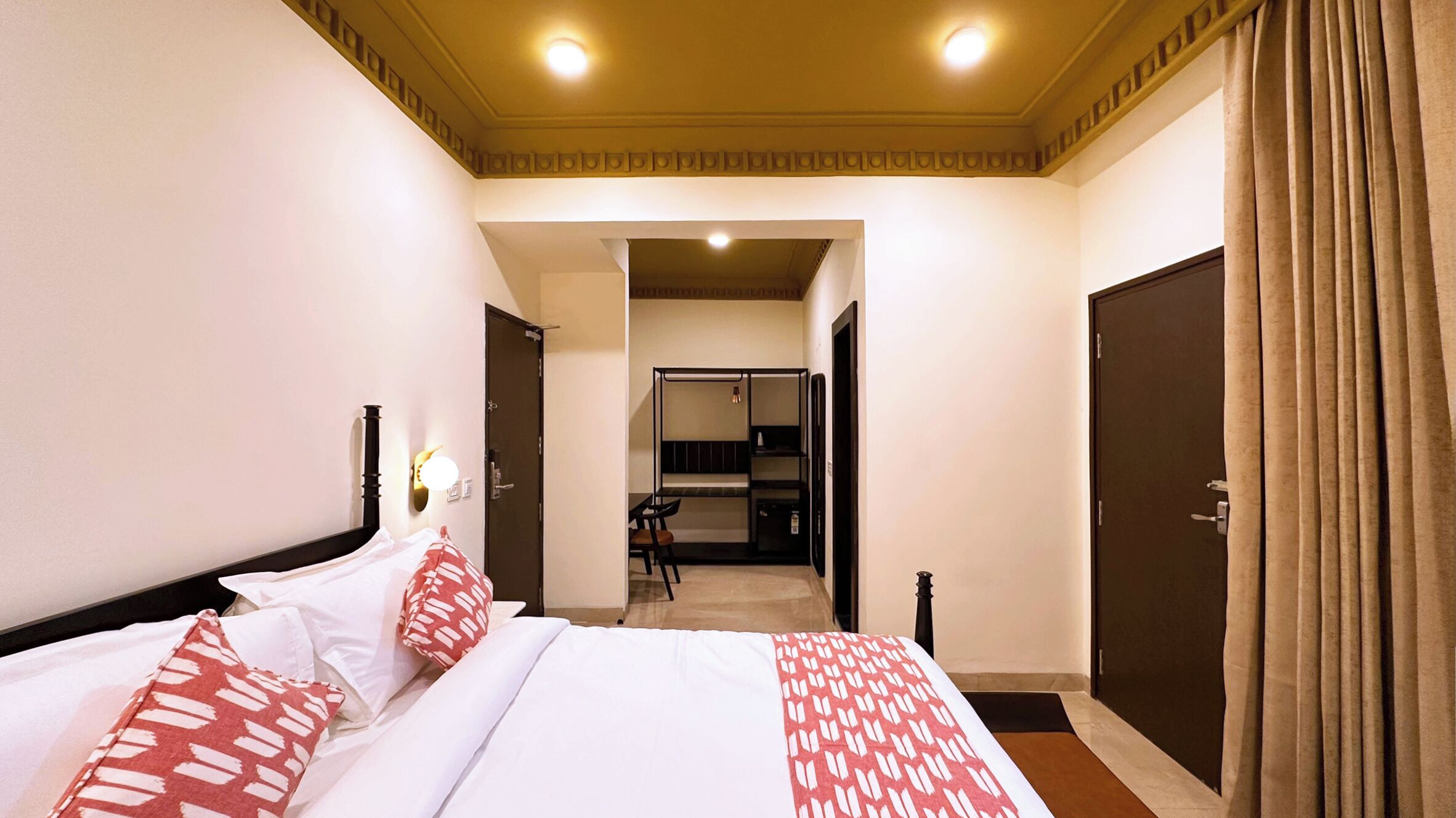 Una habitación de hotel con cama, escritorio y armario.