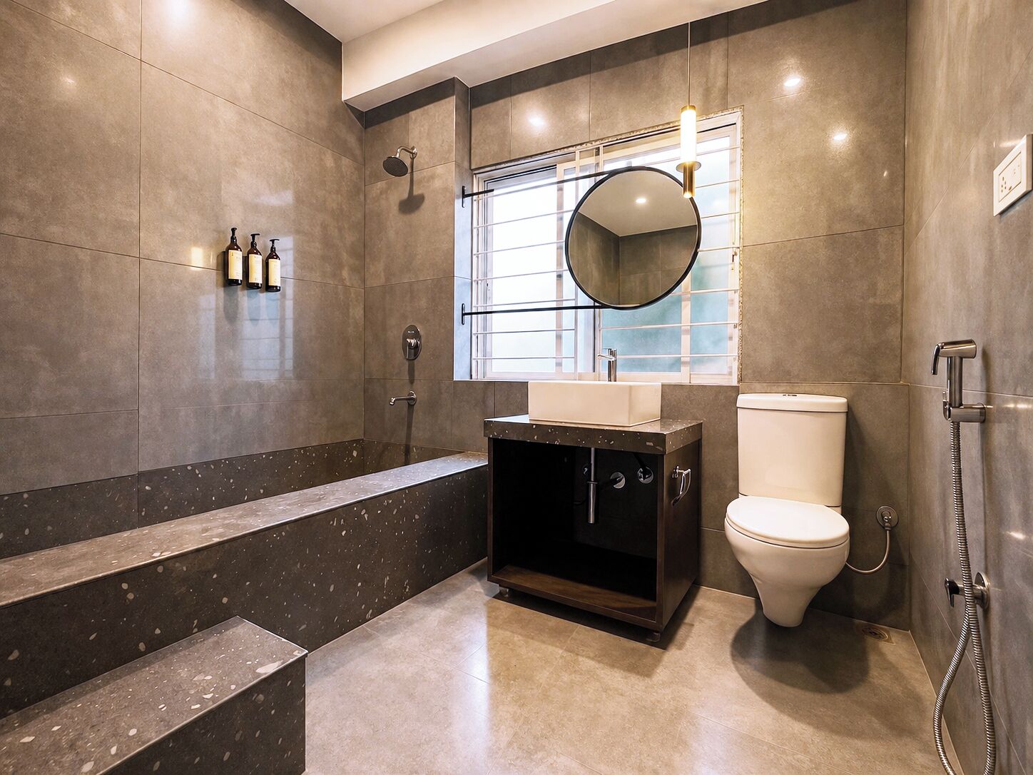 Un baño moderno con bañera, inodoro y lavamanos.