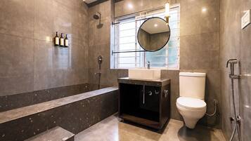 Un baño moderno con bañera, inodoro y lavamanos.