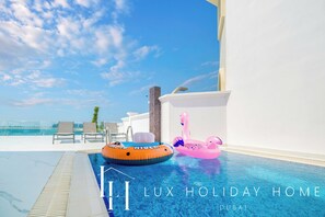 Hồ bơi ngoài trời