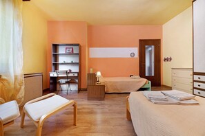 2 bedrooms, WiFi, bed sheets - Holiday Home 'Giuly' with Lake View, Private Terrace and Wi-Fi (Stazzona)