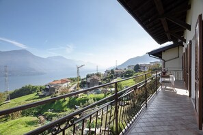 Property grounds - Holiday Home 'Giuly' with Lake View, Private Terrace and Wi-Fi (Stazzona)