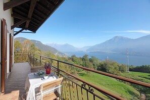 Outdoor dining - Holiday Home 'Giuly' with Lake View, Private Terrace and Wi-Fi (Stazzona)