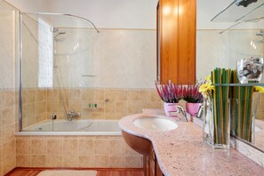 Shower, hair dryer, towels - Holiday Home 'Giuly' with Lake View, Private Terrace and Wi-Fi (Stazzona)