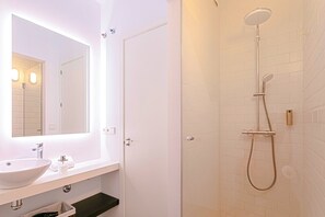 Leilighet (3 Bedrooms) | Bad | Dusj, toalettartikler (inkludert), hårføner og håndklær