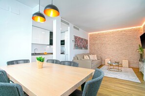 Apartment (3 Bedrooms) | In-room dining - Duplex With Terrace in Sta Cruz. Santa Teresa Viii (Seville)