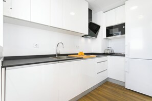 Apartment (3 Bedrooms) | Private kitchen | Fridge, microwave, dishwasher, highchair - Duplex With Terrace in Sta Cruz. Santa Teresa Viii (Seville)