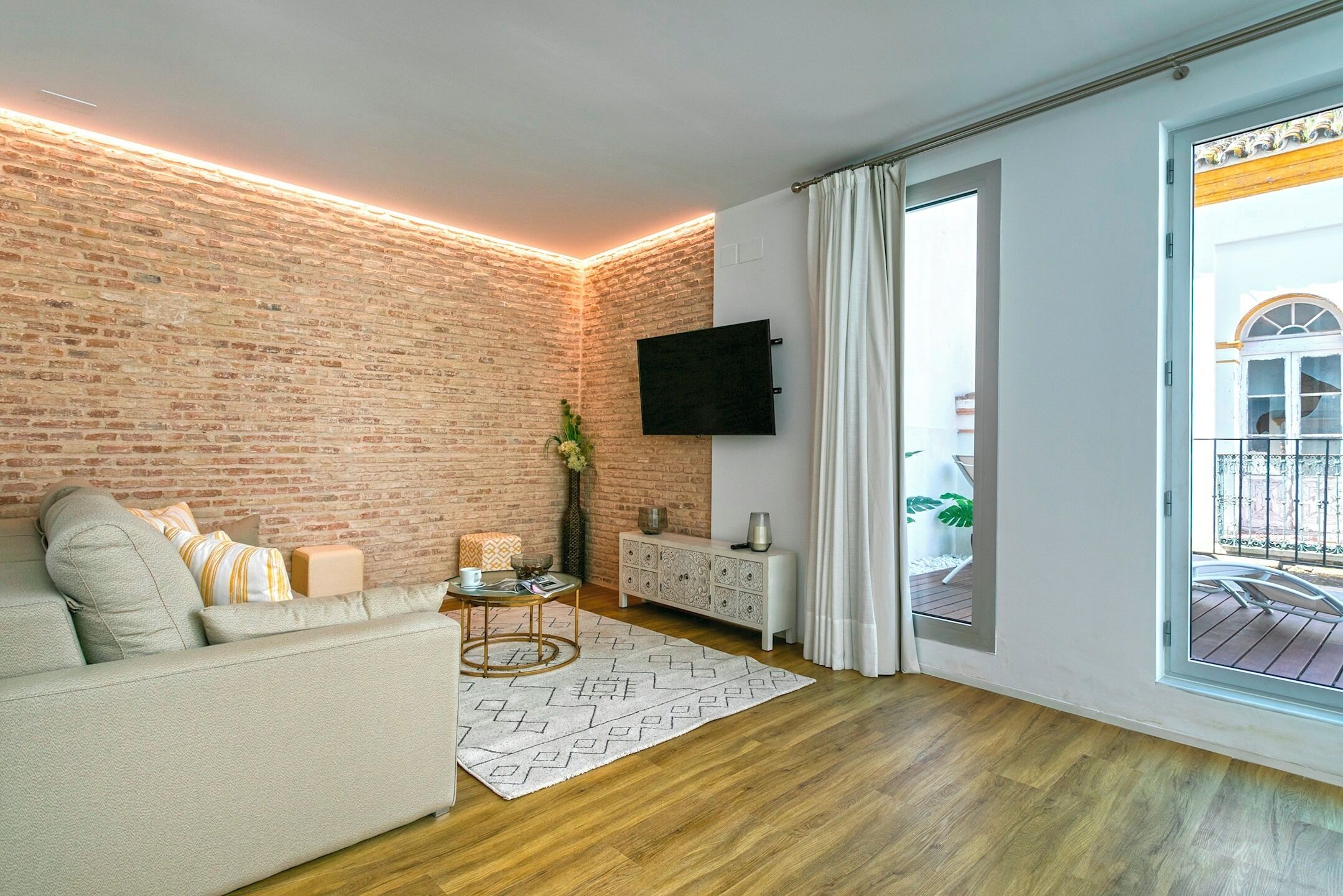 Apartment (3 Bedrooms) | Living area