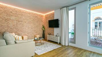 Apartment (3 Bedrooms) | Living area