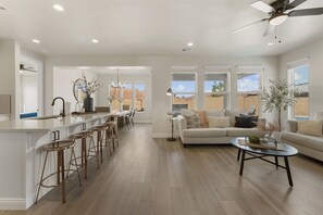 Maison, 5 chambres | Coin séjour | TV connectée