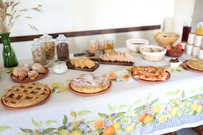 Bao gồm bữa sáng buffet hàng ngày