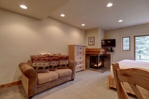 Espacio para trabajar con laptop y tabla de planchar con plancha 