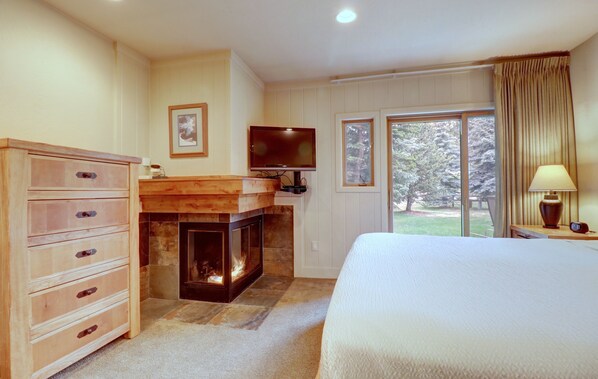 Studio | Desk, laptop workspace, iron/ironing board, free WiFi