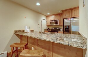 Studiolejlighed | Privat køkken | Køleskab, ovn, kaffe-/temaskine, brødrister