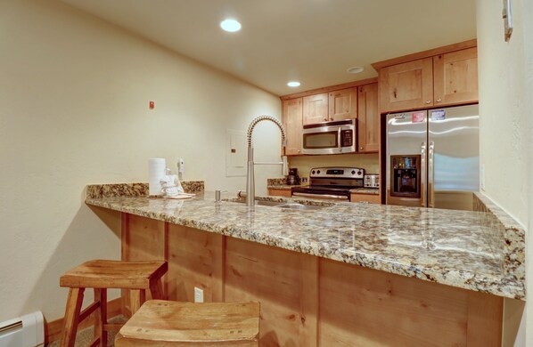 Studio | Private kitchen | Fridge, oven, coffee/tea maker, toaster