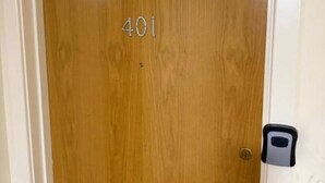 Una puerta de madera con el número 401.
