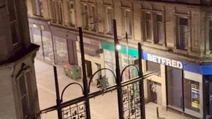 Vista de un edificio con un escaparate que indica 'BETFRED'.