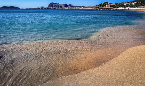 A beach with clear water, a sandy shore, and buildings in the background. - 3-star house + access to large residential swimming pool (La Ciotat)