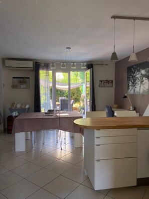 Dining - 3-star house + access to large residential swimming pool (La Ciotat)