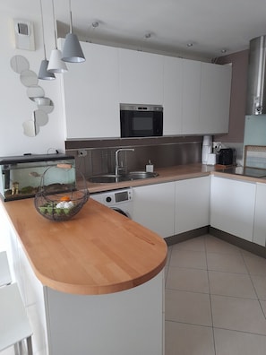 Fridge, microwave, oven, stovetop - 3-star house + access to large residential swimming pool (La Ciotat)