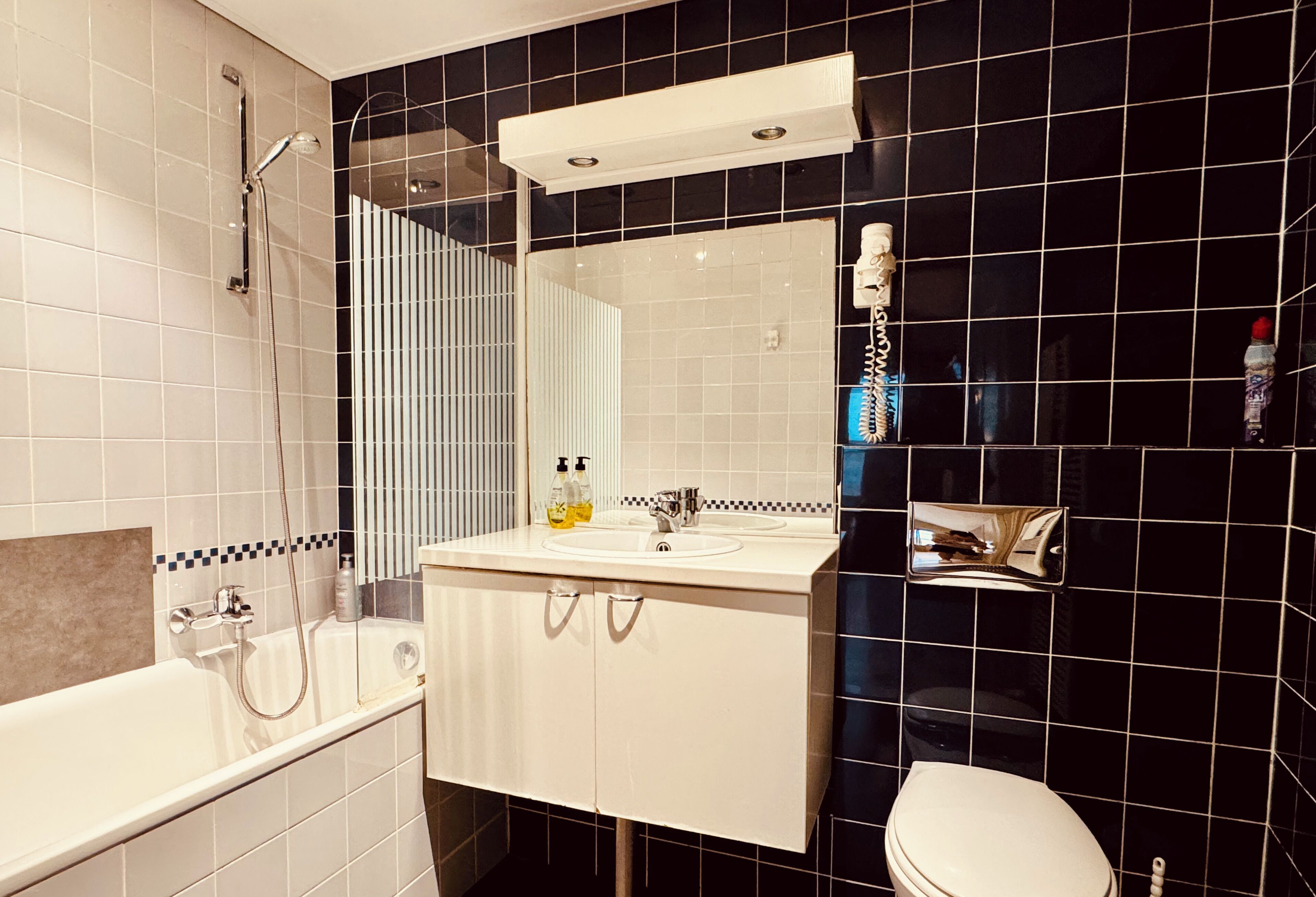 Une salle de bain moderne avec une baignoire, un lavabo et des toilettes.