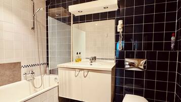Une salle de bain moderne avec une baignoire, un lavabo et des toilettes.