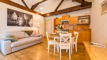 Familienapartment, 1 Doppelbett und Schlafsofa, Stadtblick | Wohnbereich | 33-Zoll-Flachbildfernseher mit Digitalempfang