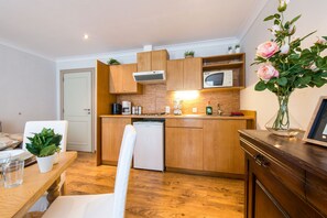 Classic-Apartment, 1 Doppelbett und Schlafsofa, Stadtblick | Wohnbereich | 43-Zoll-Flachbildfernseher mit Digitalempfang