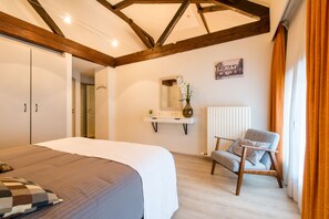 Free cots/infant beds, free WiFi, bed sheets