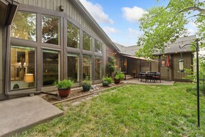 Outdoor dining - Peaceful Pines - Home Gym & Office, Near Trails (Fort Collins)