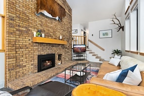 House, Multiple Beds, Patio, Garden View (1916 Winterberry Way) | Living area | 55-inch flat-screen TV with digital channels, fireplace