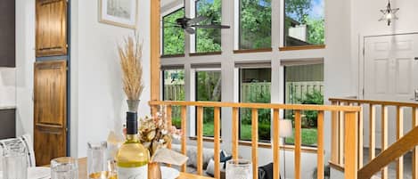 Ferienhaus, Mehrere Betten, Terrasse, Gartenblick (1916 Winterberry Way) | Speisen