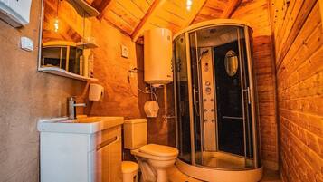 Dusj, håndklær, såpe og toalettpapir