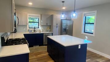 Køleskab, mikrobølgeovn, ovn, kogeplade