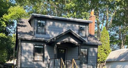 Lake Breeze Cottage 6 beds w AC, hot tub near Lake Michigan beach and The Deck.