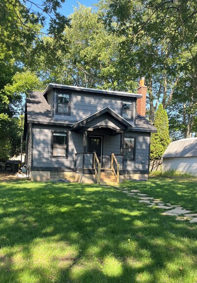 Lake Breeze Cottage 6 beds w AC, hot tub near Lake Michigan beach and The Deck.