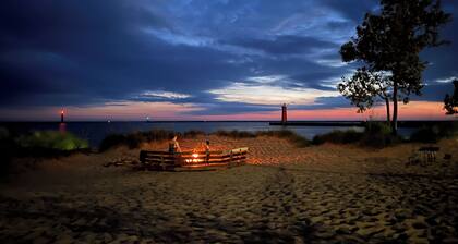 Lake Breeze Cottage 6 beds w AC, hot tub near Lake Michigan beach and The Deck.