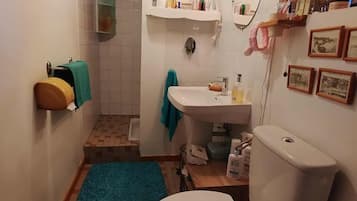 Ducha, secador de pelo, toallas y jabón