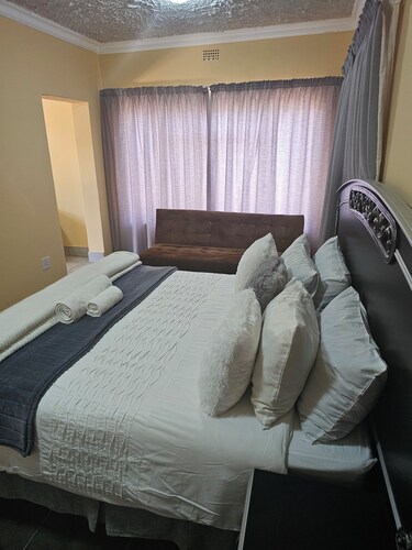 Serene apartment with fitness room in Bela-Bela