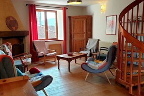 Een open haard, tafelvoetbal, een tafeltennistafel en boeken