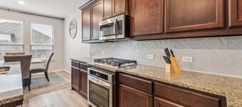 Spacious 5-bedroom house in charming Mansfield with AC