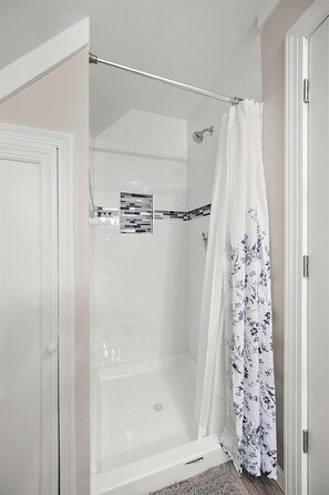 シャワー、ヘアドライヤー、タオル、トイレットペーパー