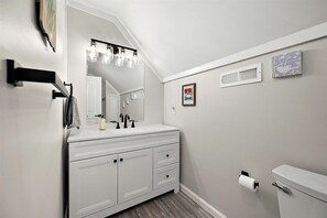 Dusche, Haartrockner, Handtücher, Toilettenpapier