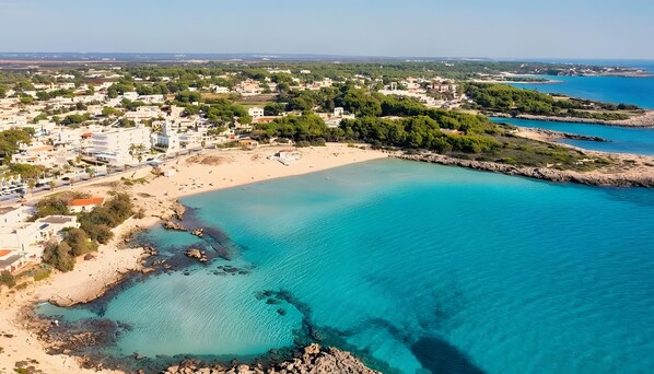 Una spiaggia nelle vicinanze