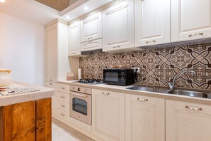 Frigorifero, microonde, forno, piano cottura