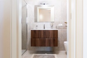 Shower, towels