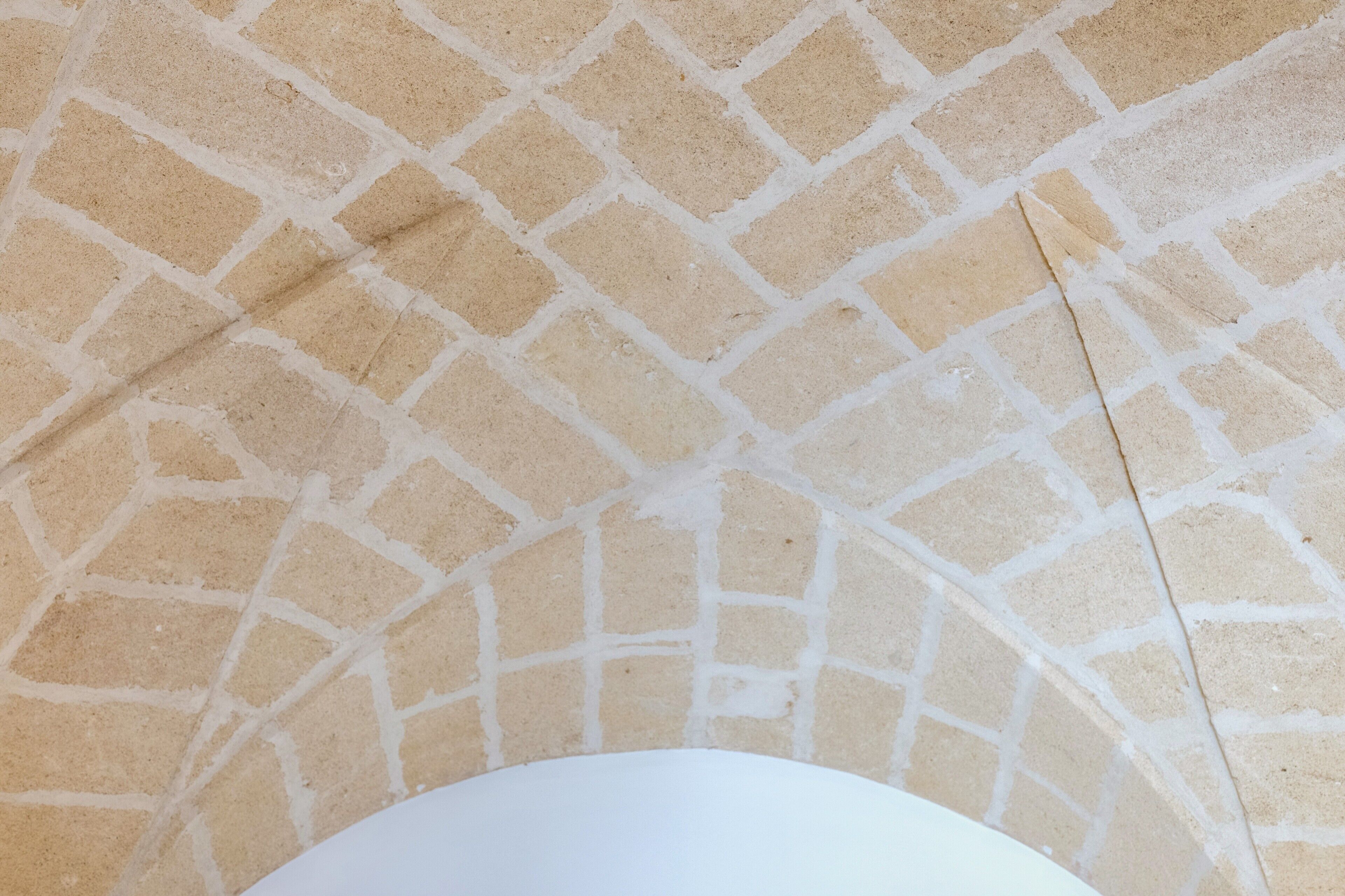 Een close-up van een plafond met een baksteenmotief.